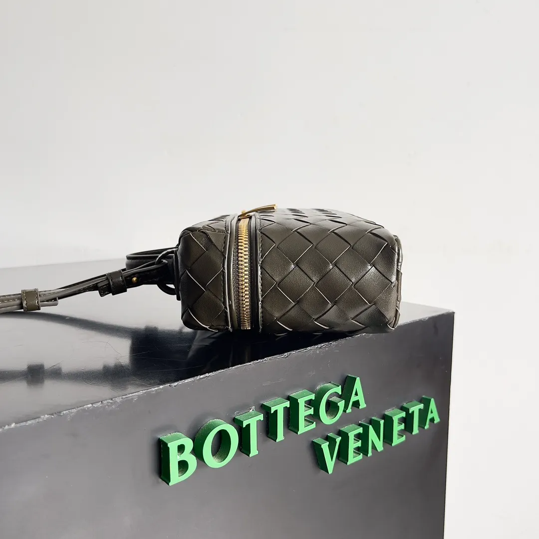 Batch 1360 Bottega Veneta 24 spring and summer woven zipper crossbody bag. A crossbody bag that can be used as a cosmetic bag. The exquisite weaving and compact body are an indispensable accessory for the upcoming summer. The double zipper also better protects the bag. It has a large capacity. If you like it, don’t miss it. Style number: 789109 Size: 22*12.5*5cm